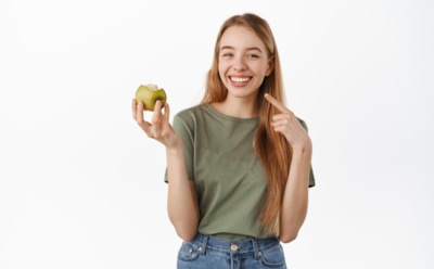 Улыбка под угрозой: опасайтесь кислых фруктов, вина и вредных привычек — советы для защиты зубов