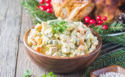 Новая версия оливье: салат с копченой колбасой и нежным сыром — оригинально и вкусно