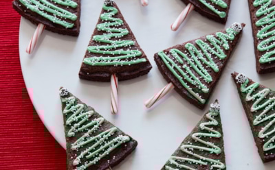 Новогодняя сказка на столе: брауни-елочки с шоколадной глазурью — празднично и креативно