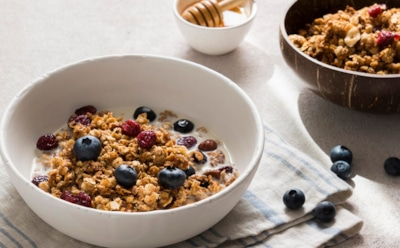 Завтрак с ошибками: скрытые калории мюсли, каш и выпечки — что выбрать для здоровья