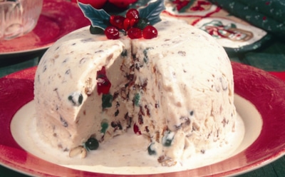 Пудинг к празднику: английский десерт на пару с цукатами и сливками — нежное угощение для Нового года