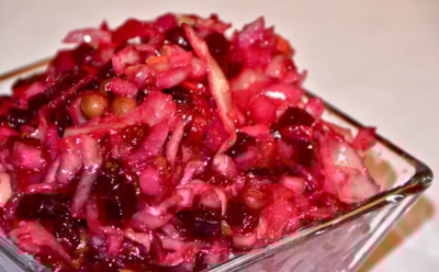 Новогодний винегрет по-новому: запеченные овощи и квашеная капуста — яркий вкус и польза