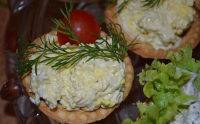 Старое новогоднее угощение на свежий лад: подаем пикантно-нежную закуску в тарталетках — полакомимся в праздники