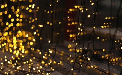 Гирлянды и сон: как праздничные огни мешают засыпанию — советы для комфортного отдыха