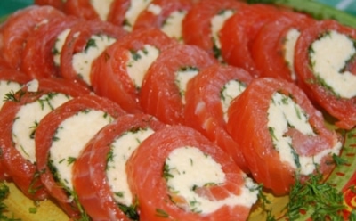 Вкусные рулетики из форели: рецепт угощения со сливочным сыром и орехами — элегантное блюдо для праздника