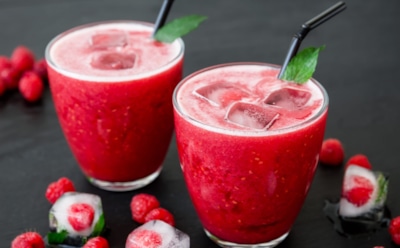 Коктейль «Ягодный твист»: яркий напиток для праздника — зарядит вкусом и настроением