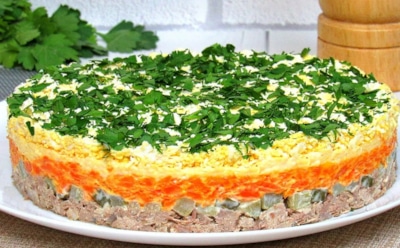 Должно быть на новогоднем столе: слоеный мясной салат с чесночными нотками — гости в восторге