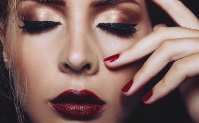 Новогодний макияж-2025: акцент на губы, глаза и сияющую кожу — тренды для дерзких и естественных образов