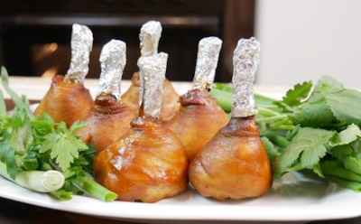 Правильные чупа-чупсы делают из курицы: оригинальный рецепт для праздничного стола — сочные голени с глазурью