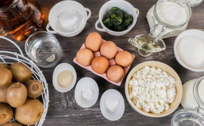 Змейка ползет в гости: приготовьте праздничный торт для встречи 2025 года — его хозяйке понравится