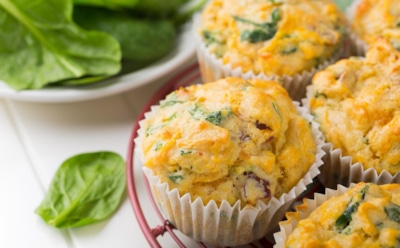 Закусочные кексы с луком и яйцом: легкая и вкусная альтернатива традиционной выпечке — рецепт по-простому