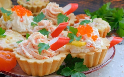 Крабовый мусс в тарталетках: вкусное дополнение к новогоднему столу — нежно-сливочная закуска
