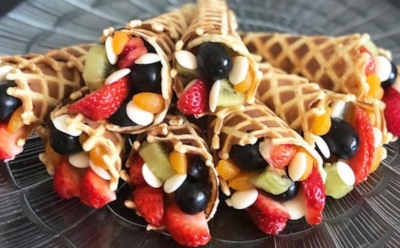 Сливочные рожки с фруктами: вафельный десерт для праздничного стола — простой рецепт яркого лакомства