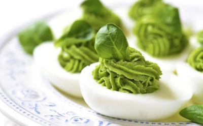 Яйца с вариациями: готовим новогодние закуски — рецепты от рыбы до песто