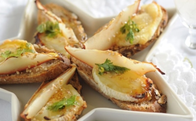 Итальянские закуски к празднику: кростини с грушей и сыром — для разнообразия и аппетита