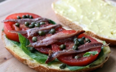 Итальянские бутерброды с фасолью и анчоусами: хрустящая закуска — просто и изысканно