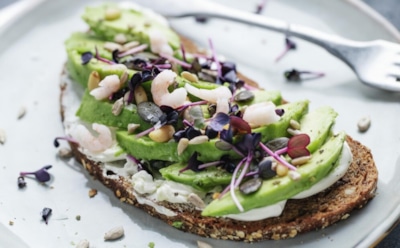 Тосты с авокадо и креветками: вкусный и питательный завтрак — бодрый старт дня