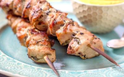 Зимний шашлык в духовке: куриное филе с йогуртовым маринадом — быстрый и ароматный рецепт