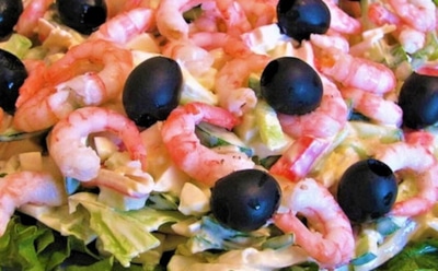 Праздничный рецепт с яркой подачей: новогодний салат «Изумительный» — креветки и шампиньоны в одном угощении