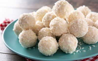 Экономим на словах: нежный вкус кокоса и миндаля домашних «Рафаэлло» — простой рецепт для праздничного стола