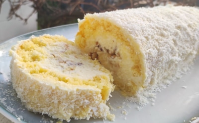 Бисквитный рулет с кремом и кокосом: нежность внутри — хрустящая стружка снаружи