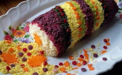 Салат «Новогодняя хлопушка»: яркий рулет с курицей и орехами — эффектное украшение праздничного стола