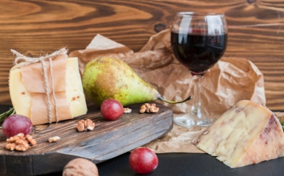Сыры и вино — выбирайте правильно: от мягких текстур до выдержанных вкусов для праздничного стола — идеальные сочетания