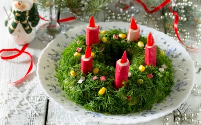 Салат «Новогодняя свеча»: эффектное украшение стола — нежный вкус и праздничный декор