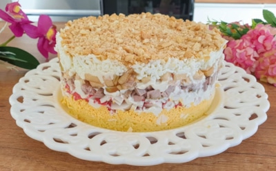 Салат «Снежная королева»: слои крабовых палочек, ветчины и сыра — эффектный акцент новогоднего стола