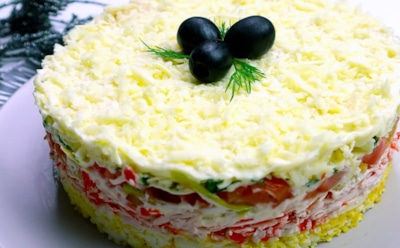 Салат «Снежный король»: эффектно, слоено, ярко — угощение для новогоднего стола