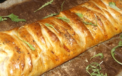 Мясной рулет в слоеном тесте: нежная начинка с сыром и зеленью — рецепт для ужина и праздников