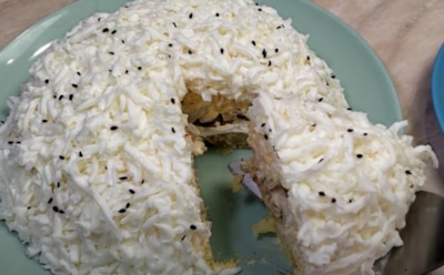 Салат «Курица под снегом»: нежный вкус и эффектный вид — простая пошаговая инструкция