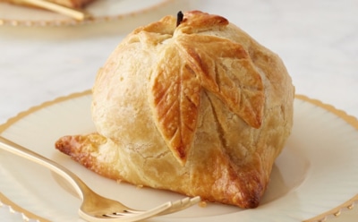 Рождественские яблоки в тесте: сладкий десерт с орехами и курагой — праздничный рецепт