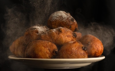 Голландские пончики олиболлены: праздничное угощение к Новому году — рецепт с изюмом и яблоками