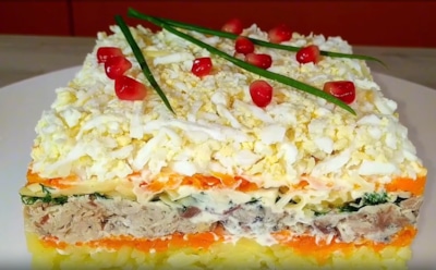 Набросайте свой собственный «Новогодний эскиз»: вкусный салат с рыбой, сыром и овощами — простой рецепт для праздника