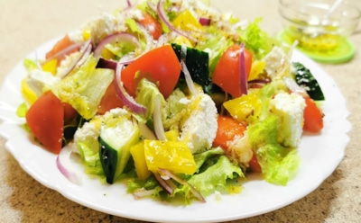 «Яркий праздник» на тарелке: аппетитный салат с курочкой и овощами — эффектный рецепт для новогоднего стола