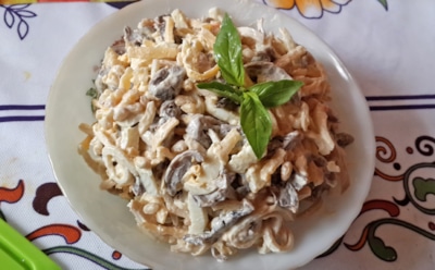 Новая вкусовая мелодия для праздничного стола: салат «Шарманка» с кальмарами, грибами и орехами — ярко и полезно