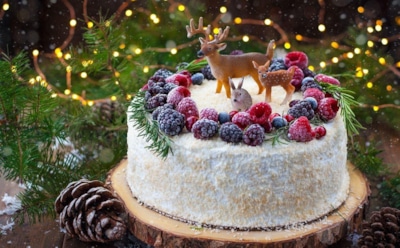 Торт «Белое Рождество»: нежный бисквит с кремом и кокосом — праздничный десерт для праздника