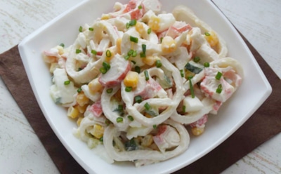 Новогоднее «Приключение» для ваших гостей: салат с кальмарами и крабовыми палочками — морской вкус и яркость