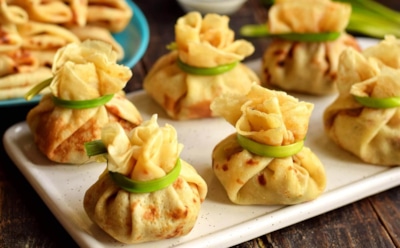 Вкусные мешочки для новогоднего стола: закуска из блинов с аппетитной начинкой — эффектное украшение праздника