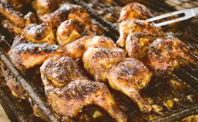 Праздничное блюдо в барбекю-стиле: рецепт корнелльского цыпленка с маринадом — сочный и ароматный