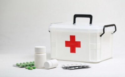 Зимняя аптечка для отдыха: список лекарств от простуды и травм — советы врачей к праздникам