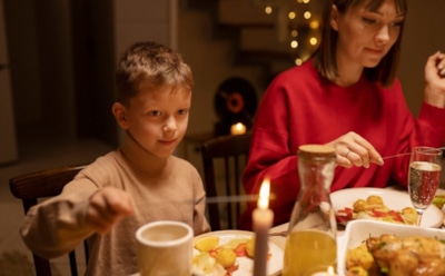 Детское праздничное меню без риска: с какого возраста можно есть оливье и селедку под шубой — советы педиатра