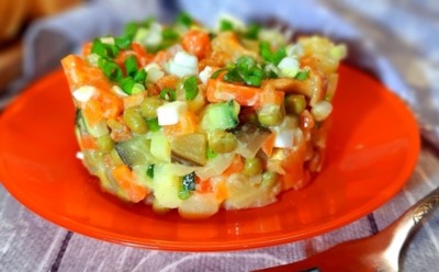 Постный оливье с маринованными опятами: подходящий салат для Сочельника — легкий и ароматный вариант