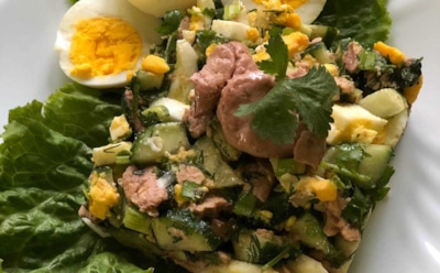 Салат «Полковничий»: нежный вкус печени трески с зеленью — рецепт из советских времен