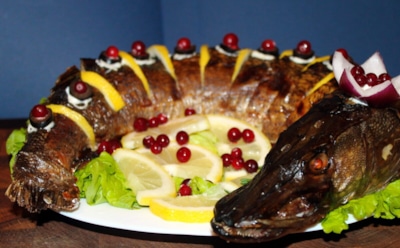 Новый год настает — щука в гости к вам плывет: фаршированное по-царски угощение с салом и сыром — блюдо для торжества