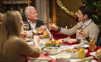 Правильное пищевое поведение в праздники: легкие закуски, фрукты и контроль порций — советы гастроэнтеролога