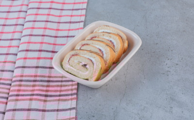 Настоящий «Новогодний салют» на вашем столе: воздушный бисквитный рулет с кремом и узорами — сладкий финал праздника