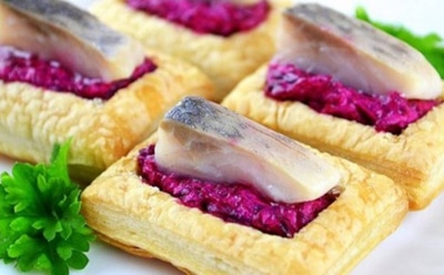 Волованы с сельдью и свеклой: слоеные корзинки для новогоднего стола — нежный вкус и яркая подача