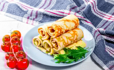 Блины с сыром и помидорами: рецепт с аппетитной начинкой — питательный завтрак для всей семьи